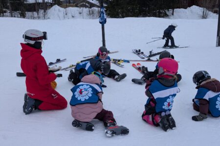 Children skiing in Åre